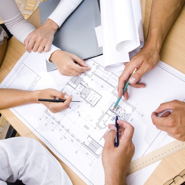 Plusieurs-personne-autour-d-un-plan--qu-il-font-sur-mesure Plusieurs-personne-autour-d-un-plan--qu-il-font-sur-mesure