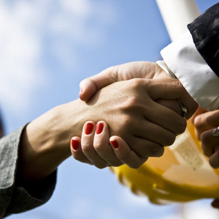 Deux-personne-qui-se-serre-la-mains Deux-personne-qui-se-serre-la-mains